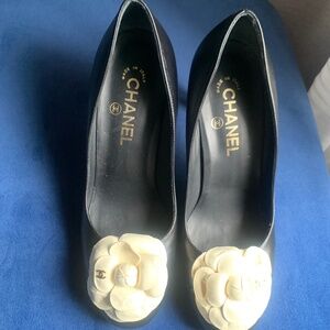 Chanel Classic Pump with Camelia Sz. 39.5